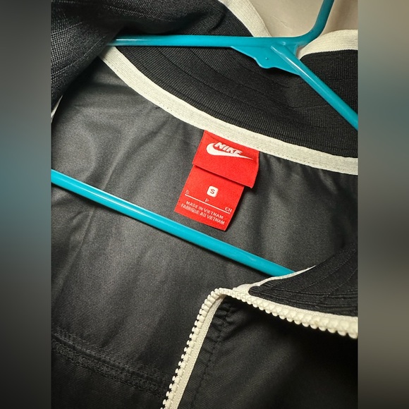 Nike Sportswear Women’s Windbreaker - Picture 3 of 6